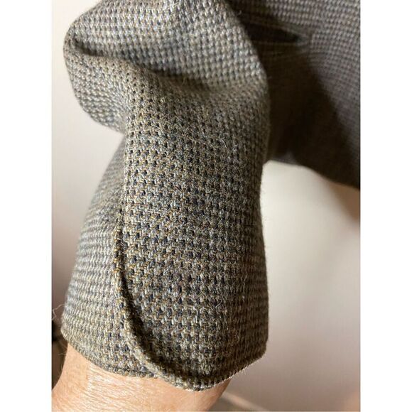 Size 14 vintage tweed jacket unbranded. Made in Romania. Shoulders 17”, P2P 21“. - Picture 6 of 7